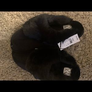 Black Slippers With Fur